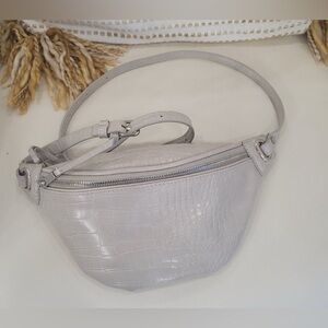 Elegant Pale Grey Crocodile-Embossed Crossbody Bag